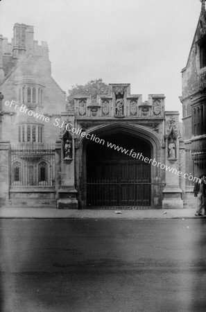 GATE OF MAGDALEN COLLEGE WITH CIPTER & BUST OF WOLSEY & STATUE OF ST MARY MAGDALEN